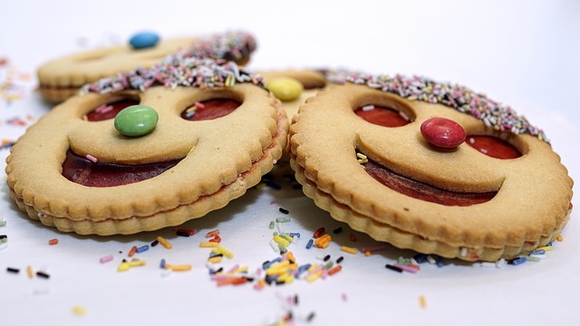 אופים עוגיות עם הילדים: רעיונות יצירתיים לזמן איכות במטבח